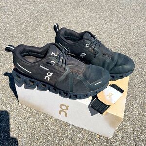On Cloud 5 Waterproof women’s shoes, Black, size 7